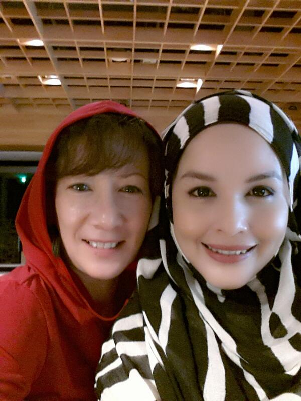 NorynAziz's tweet photo. @suelanks at http://t.co/qXiEB7tNWw launching"pabila mrk duduk aku berdiri.pabila mrk jln aku berlari" antaraduazaman http://t.co/hcyN7C8Qcx