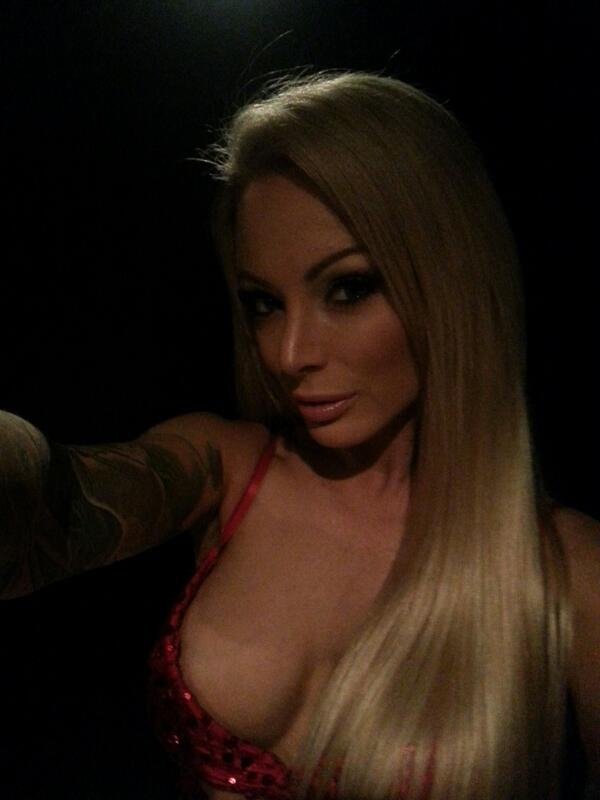 IsabelleDeltore's tweet photo. Back at one of my favorite clubs :) #isabelledeltore #selfie #justaquickie http://t.co/16JxfnIy3F