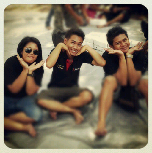 PistonerRacing's tweet photo. Mimin kangen kalian :( RT @ragistayoszie: trio usil @PistonerRacing ! http://t.co/JGXrwkQe1Z