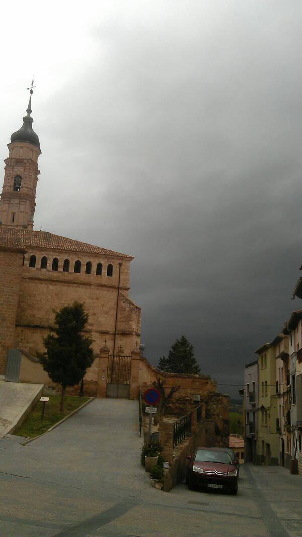 Manseljo's tweet photo. Así estaba el cielo el día que anunciaron el cierre. Pero volverá a salir el sol #ilovehuesitoatecano http://t.co/E9RlHwPJOq