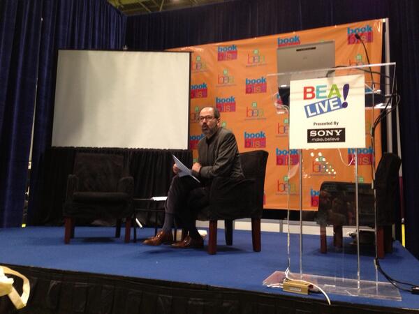 nyehya's tweet image. Juan Villoro en el #bookexpoamerica. Excelente conferencia sobre Bolaño
