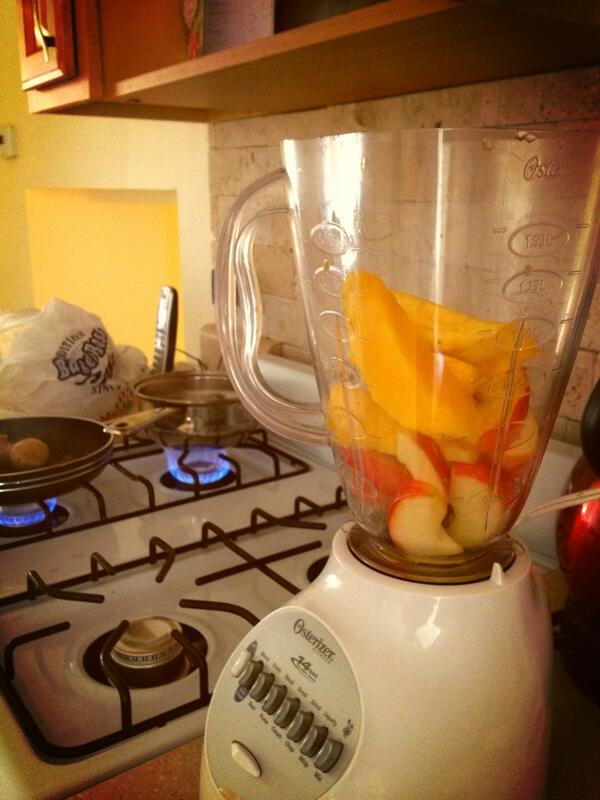 natruallygreen's tweet image. Preparing lunch and making smoothie #multitasking #holisticeating #mangoapplesmoothie