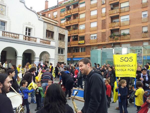 La #mareagroga arriba a l'ajuntament de #Cerdanyola #soseducacio