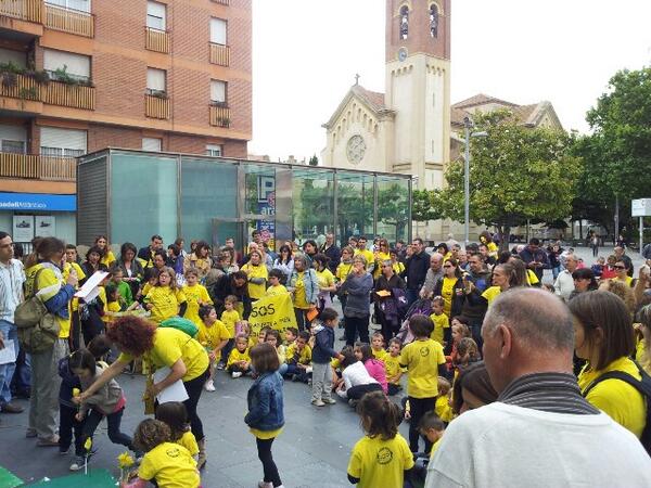 Lectura del manifest a l'Ajuntament de #Cerdanyola #30MEducacio #cerdanyolaesmou #LOMCE #StopLOMCE #stopretallades