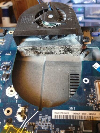 EpTechRepair's tweet image. Very dirty laptop... The fan alone is not a good sight
