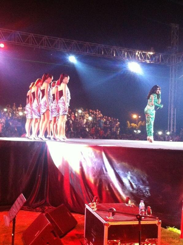 RotanaMusic's tweet photo. Who's ready to party tonight? @HaifaWehbe #iraq #event #rotana http://t.co/mPAbOH9qnN
