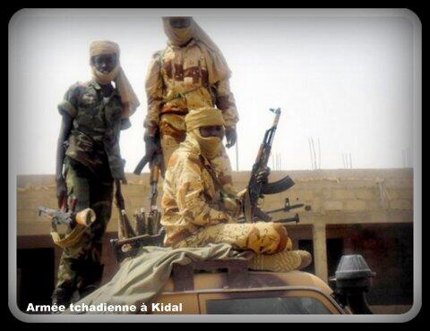 voir le zoom : Des soldats de l'armée tchadienne patrouillent dans les rues de Kidal, le 16 avril 2013