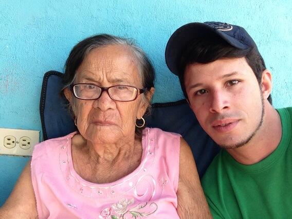 Cjach15's tweet photo. Con mi abue el día de las madres http://t.co/5gFBem8f0I