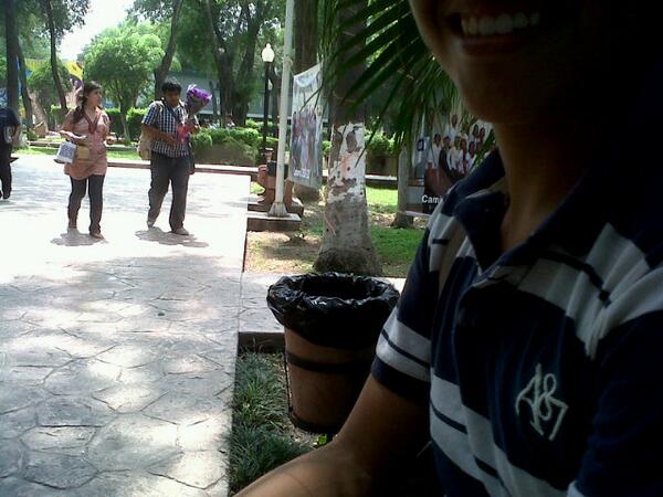 ggreciaespinosa's tweet image. Bonito muchacho con un detalle en la facu para alguien. #RamoDeRosas.