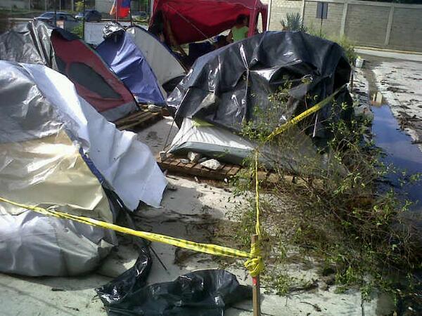 JoseitoAS's tweet photo. Así quedamos por la lluvia y vientos 9 familias q vivimos en carpa en la calle en Guasimal hace 10 meses @TareckPSUV http://t.co/kZ2w2jkM8l