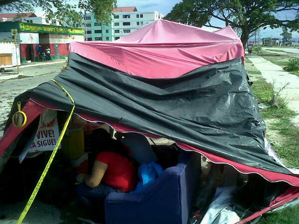 JoseitoAS's tweet photo. Así quedamos por la lluvia y vientos 9 familias que vivimos en carpa en Guasimal hace 10 meses @TareckPSUV http://t.co/hbm9vNrcGA