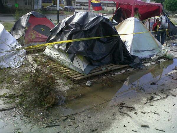 JoseitoAS's tweet photo. Así vivimos 9 familias en carpa en Guasimal, Maracay hace 10 meses por no poseer vivienda. @prensaFMH http://t.co/ynh9YAkyEv