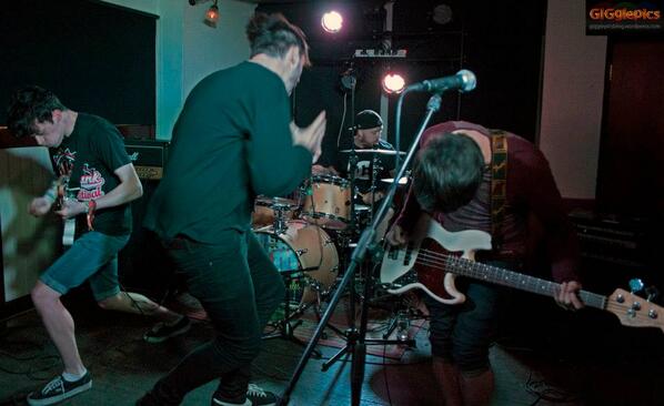 3rdPlaceVictory's tweet photo. A sweet Pic from Mondays gig in Canterbury supporting OPM !! #Heavenisahalfpipe http://t.co/83i9NxHkER