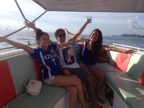 risahontiveros's tweet photo. Kuya &amp; Ates having seen Sinta off &amp; bullied chicken Mama into parasailing, hehe: Ah, this is the life! http://t.co/zHgFbT4iaH