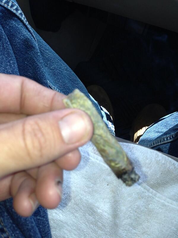 bulgingbaggies's tweet photo. Light appetizer b4 main course which will b served promptly at #420 http://t.co/3SYeCuCOBc