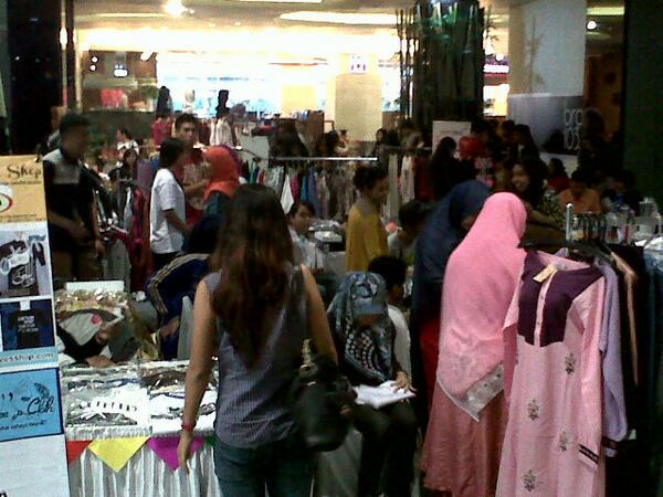 donis090776's tweet photo. Event n bazaar mercubuana @fXSudirman ramaiiiiii bangettttt...murah2 lagiiii http://t.co/XYUjfD68WH