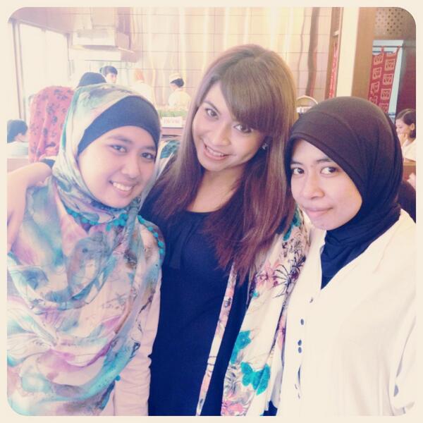 adibadibs's tweet photo. My dearest cousins @ImmeyAlkaf and @asmaritaalkaf love u http://t.co/Y5TbTBvu3V