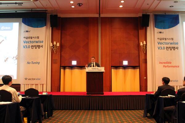 LastActianHero's tweet image. @ActianCorp VP of APAC presents at the eGlobal #Vectorwise launch in Korea.