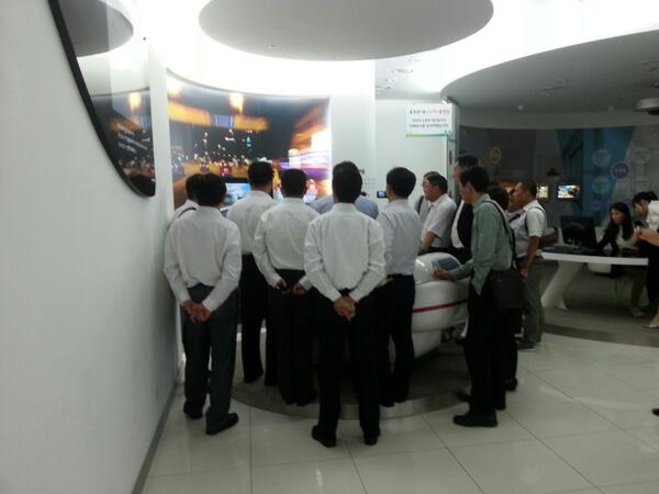 지난27일 중국 산둥성 빈주시 공무원들이 성남시홍보관 견학을 왔습니다. 성남의 현재 발전상에 많이놀라셨네요.시장님명함 드리니더 놀랐다는^^홍보영상CD 선물에 좋아하시네요 성남에 좋은기억가지고 가셨으면 좋겠습니다