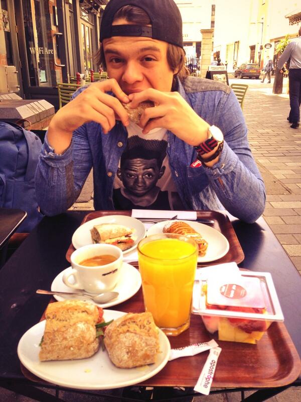 chakroun18's tweet photo. Dernier petit déjeuner in #london @matthisamuel http://t.co/2yTBykIrFk