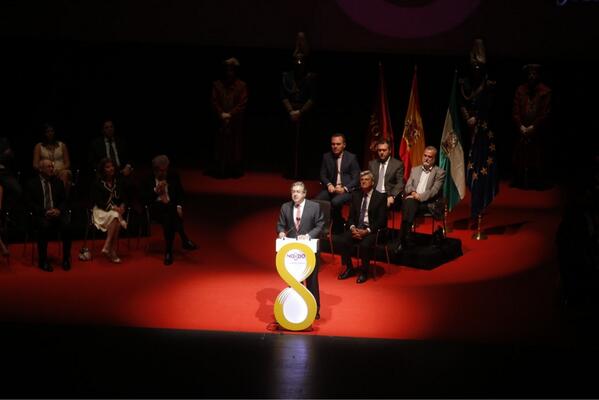Idetecnia's tweet photo. @zoidoalcalde estrena el atril que hemos diseñado para @Ayto_Sevilla en el acto de las #MedallaSevilla13 @fibesevilla http://t.co/PW2gyo1zpE