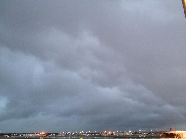 everywhereJRis's tweet image. Gust front moving over head #KMEM airport.  #mem #wx #tnwx