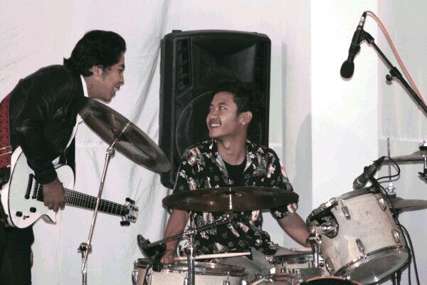 socratesiris's tweet photo. @adlanyrd &amp; @yussafrdaus. "Be human?". http://t.co/Wx56HtDrpO