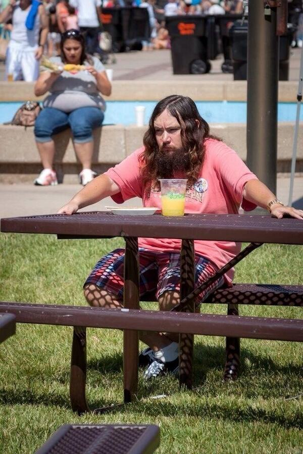 JODYHiGHROLLER's tweet photo. THiS WOULD BE ME iF i SAT AROUND ALL DAY AND LiSTENED TO THE HATERS, MY WiFE iN THE BACK EATiNG MY ROASTED CORN : http://t.co/Z5UeAXMgbX