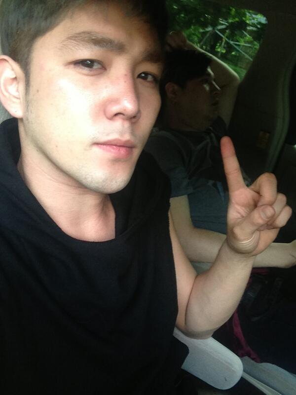 zulholic's tweet photo. RT @Himsenkangin 오호 슈퍼쇼5 자카르타 도착~~~내 옆에 누굴까요 ㅋㅋㅋ http://t.co/wmvVHoggTK