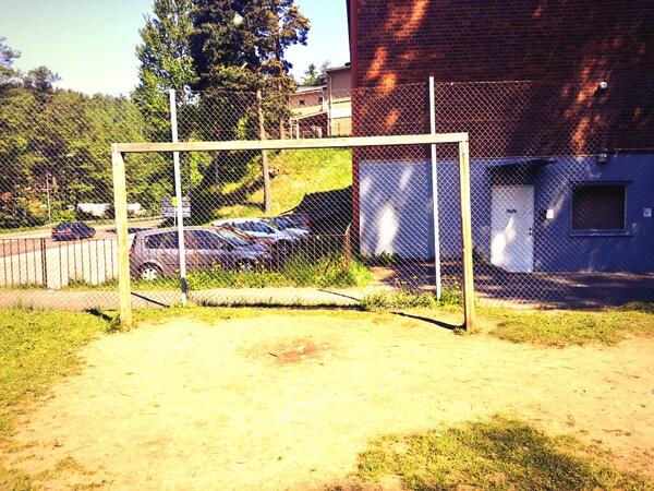 DViklund's tweet photo. Utegympa i strålande solsken.  Finns det något bättre? # idrottslektioner http://t.co/mNClq5dy8r