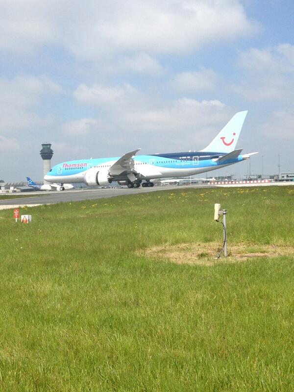 TUIUK's tweet photo. It's arrived! And it's looking good. Join us in welcoming our 1st #Dreamliner to the UK @manairport @BoeingAirplanes http://t.co/97ns5Dz9Rp