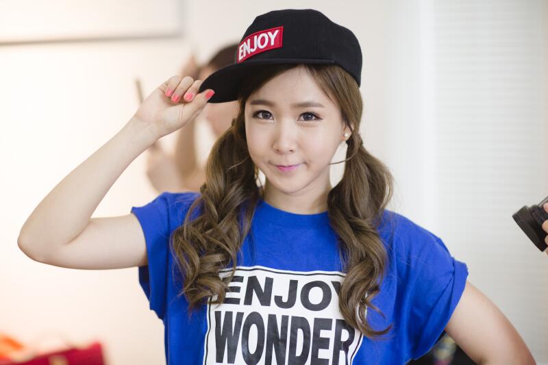 Wonder enjoy. Девушка на два экрана. Form adjectives using-ful, -ing, -able, - ic. Wonder бытовая химия лого. Властелин разметки фильм 2013.