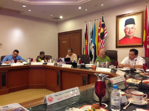 Khairykj's tweet photo. Mesyuarat Majlis Tertinggi UMNO pertama selepas PRU13. Bincang strategi untuk lima tahun akan datang. http://t.co/hyIvzJDw9o