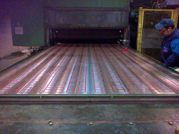 Montage de 8 m2 de  plateaux de fraisage sur une table avec annulation de flux