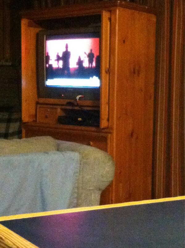 RICCYROS's tweet image. At work watching some music videos to keep me up 😎 #AlmostOff #ChillMood