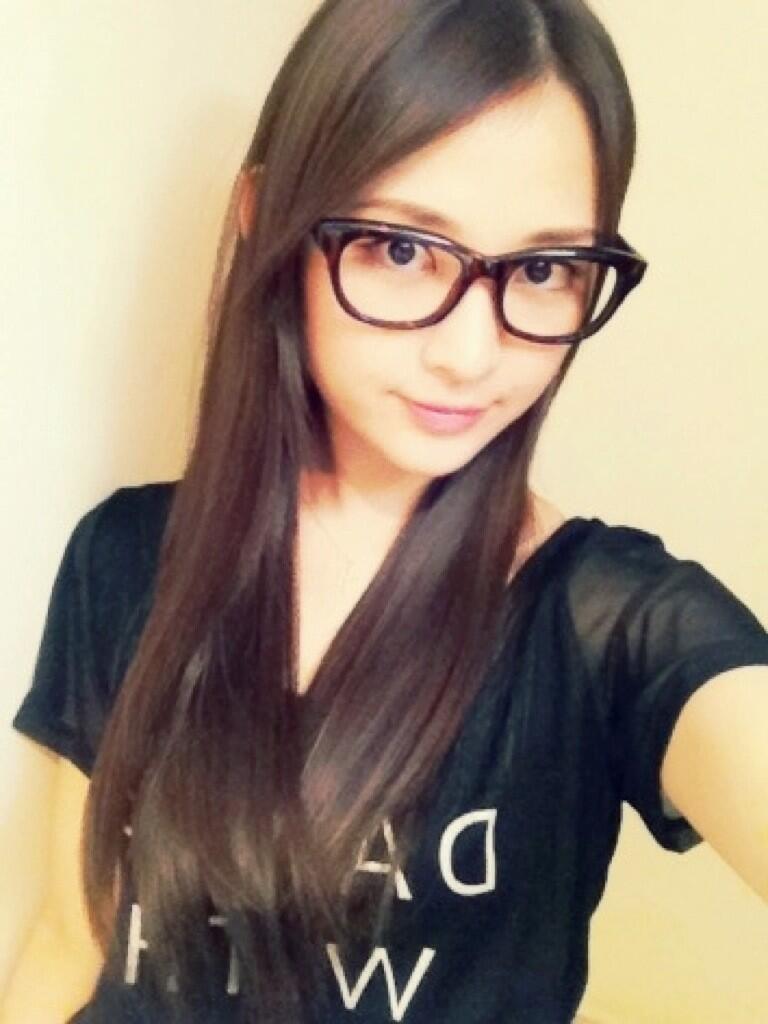 鈴木咲 鈴木先生この眼鏡もこないだかけてた眼鏡も伊達なんですが 最近ほんとに目が霞んできたので一度ちゃんとした眼鏡を買おうか悩んでます 昔は2 0くらいあったのになあ R 教育的指導せんせーしょ