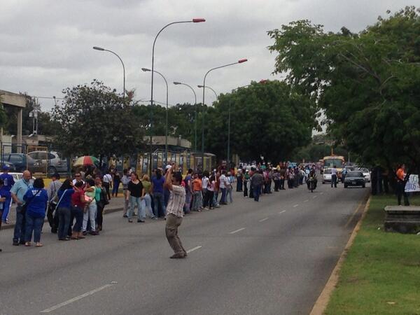 ReporteYa's tweet photo. "@ZarinaV: Protesta universitaria @UCLAve @AtauclaPresente #UniVe #SOUCLA #estudiantes http://t.co/O7HPm22gRA"