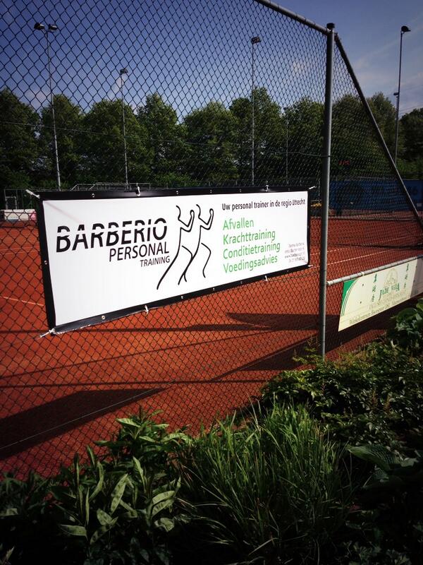 Trotse sponsor met een mooi doek van #Barberio Personal Training bij tennisvereniging de Blauwe Reiger!
