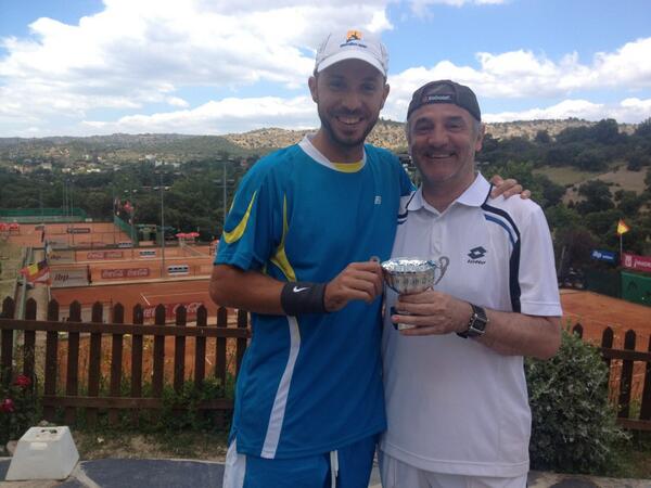 calvonbauer's tweet photo. Con el trofeo de tercer clasificado en la Challenge de Prensa de Rozas Club con el crack José Checa http://t.co/qICTEZks4v