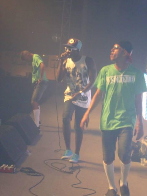 mc_cyclone's tweet photo. No palco da via show, é assim Sarra pra esquerda, sarra pra direita, TODO MUNDO SARRANDO VAI ♪ http://t.co/GLuro0wxi0