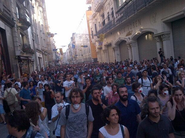 İstiklal Caddesi'nde Demirören AVM önünde son manzara. via <a href="/BenerOnar/">Bener Onar</a>