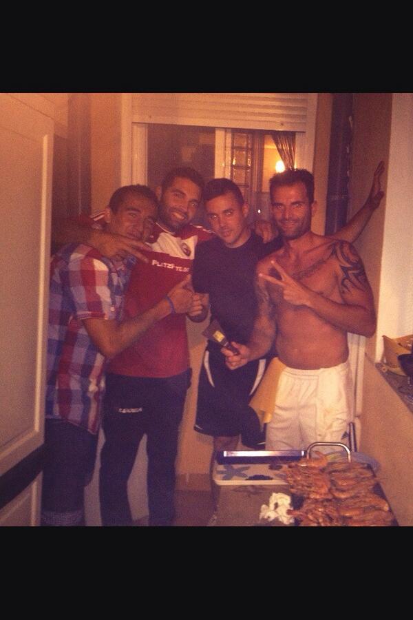 Juanfra_RV's tweet photo. Cenita con los hermanitos hoy @adolfra @PachiMilan7 #torero http://t.co/BGj7eSkwod