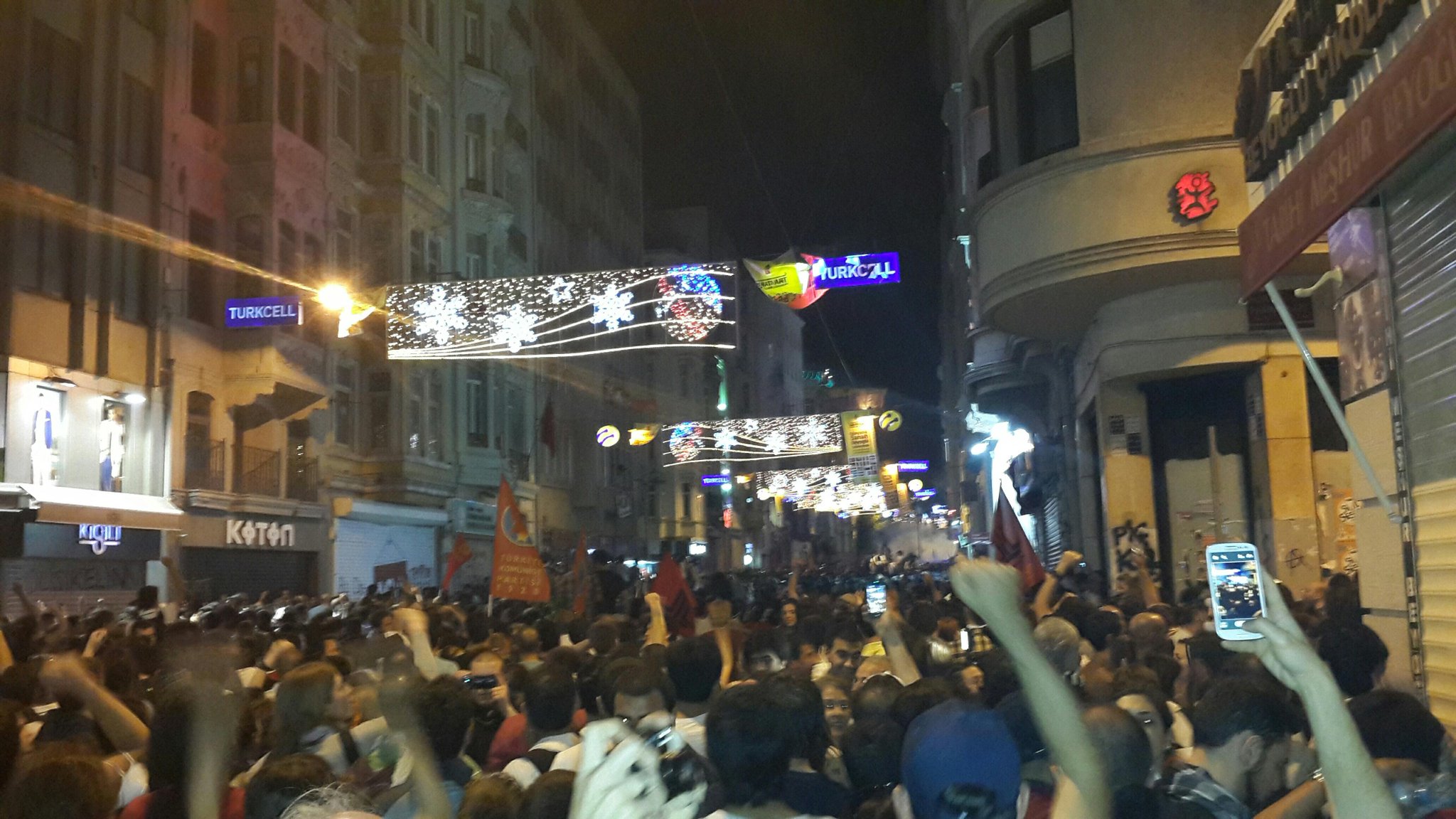 BLn4AQaCMAALNcb.jpg:large