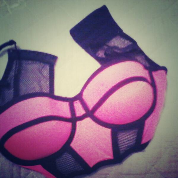 acemirapper's tweet image. Seni nasil severek aldimmm,izmirdende altina beyaz kalem etek alinca gorun beniiiii