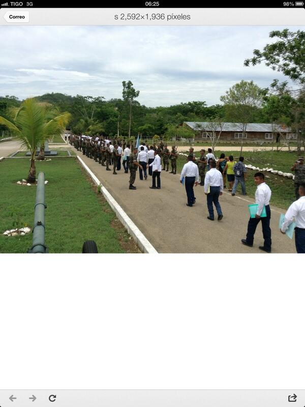 Soldados retirándose de la Primera Brigada, luego de haber cumplido su Tiempo Reglamentario de Servicio Militar.
