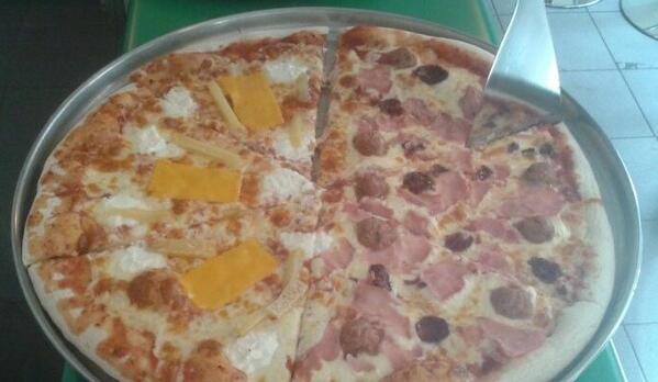 LittleItalyStgo's tweet photo. 4 cheese &amp; Meat Lovers @LittleItalyStgo http://t.co/03t9xJsvox