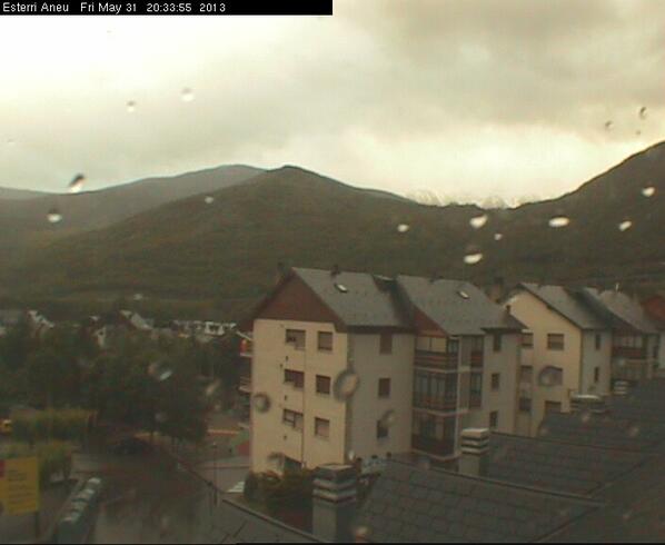 meteopallars's tweet photo. Clarisima situació de Port, continua precipitant al #PallarsSobira i la temperatura ara a Esterri es de 9,1º http://t.co/7GvREfIewL