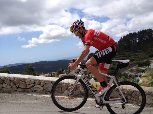 Training hard on his #Venge w 30% grade, @RD_Murray looks strong heading to <a href="/worldtriathlon/">World Triathlon</a> #WTSMadrid this weekend!