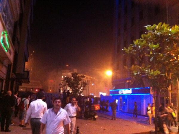 eczozgurozel's tweet photo. 01 Haziran 2013 
00.40 Taksim http://t.co/74ksFLxxRS