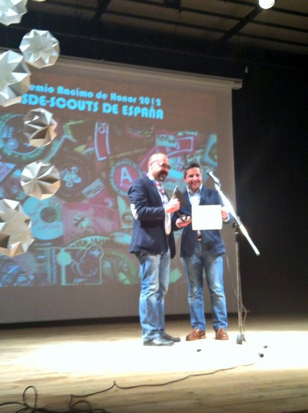 scout_es's tweet photo. Julio del Valle nos entrega el premio Racimo de Honor en los #premiosracimo en #Serrada http://t.co/KzMcJ1wsZF